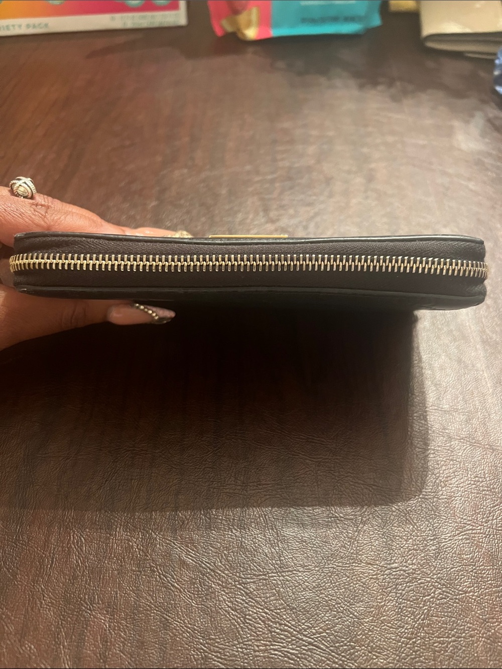 Gucci Black GG-Embossed Leather Zip Wallet with Gold Plaque - Picture 5 of 13